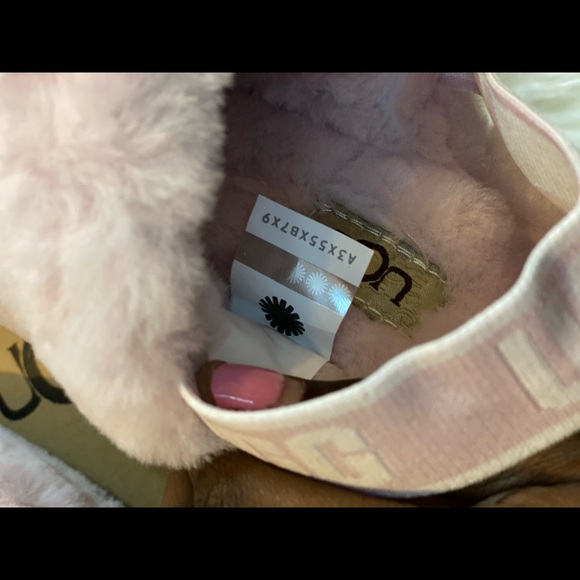 Light Pink FluffYeah Ugg Slides w/free pink mask - Picture 9 of 12